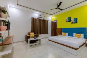 Postel nebo postele na pokoji v ubytování Lime Tree Hotel and Banquet Vrindavan