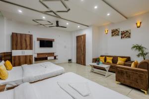 Postel nebo postele na pokoji v ubytování Lime Tree Hotel and Banquet Vrindavan