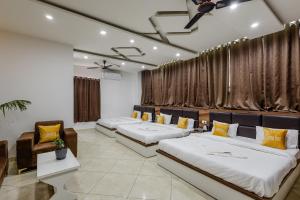 Postel nebo postele na pokoji v ubytování Lime Tree Hotel and Banquet Vrindavan