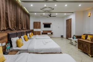 Postel nebo postele na pokoji v ubytování Lime Tree Hotel and Banquet Vrindavan