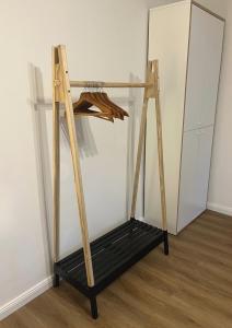 a wooden ladder in a room with a mirror at 80 qm Stadtnahes Domizil im Grünen in Priesendorf