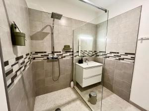 Kúpeľňa v ubytovaní Le Riquet - Parking et jardin privé, clim, RDC