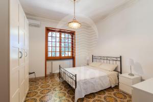 En eller flere senge i et værelse på Villa Lume - Piscina Privata - by Cala Salento + 24 billeder