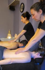 a group of people getting a massage at Gîte Ciel - 1-8 pers, au calme, à 20 mins du Puy-de-Dôme, Vulcania et le volcan de Lemptégy in Gelles