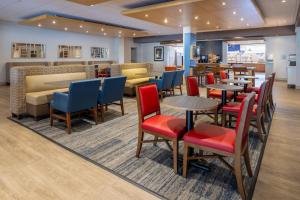 Гостиная зона в Holiday Inn Express & Suites Ft. Washington - Philadelphia by IHG