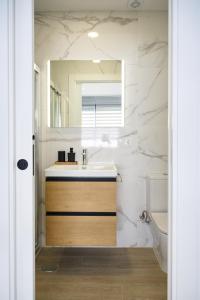 a bathroom with a sink and a mirror at Apartment Lavanda Albir in Albir