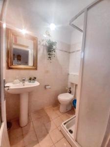 Ένα μπάνιο στο Comfortable Apartment with Sea View in Falcinello
