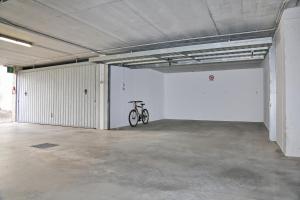 Ein Fahrrad ist in einer großen Garage geparkt. in der Unterkunft Appartamento San Zeno in Bardolino