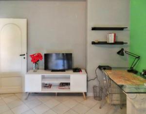 Televízia a/alebo spoločenská miestnosť v ubytovaní Charming Apartment near the Colosseum in Roma - 55 sqm - Balcony