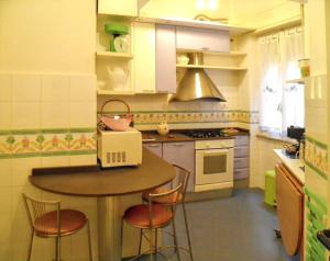 Kuchyňa alebo kuchynka v ubytovaní Charming Apartment near the Colosseum in Roma - 55 sqm - Balcony