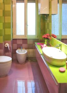 Kúpeľňa v ubytovaní Charming Apartment near the Colosseum in Roma - 55 sqm - Balcony + 26 fotografií