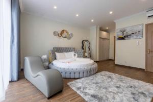 une chambre avec un lit, une chaise et un tapis dans l'établissement -10% Cho thuê Villa Ocean Park theo ngày, à Ða Tốn