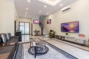 un salon avec un canapé et une télévision au mur dans l'établissement -10% Cho thuê Villa Ocean Park theo ngày, à Ða Tốn