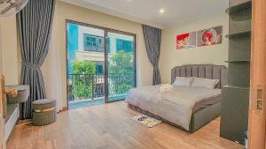 une chambre avec un lit et une grande fenêtre dans l'établissement -10% Cho thuê Villa Ocean Park theo ngày, à Ða Tốn
