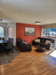una sala de estar con un sofá y una mesa en Résidence au cœur du village, en Leukerbad