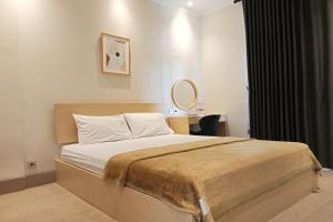 سرير أو أسرّة في غرفة في Hotel Bugis Asri