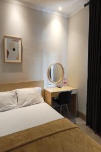 سرير أو أسرّة في غرفة في Hotel Bugis Asri