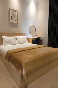 سرير أو أسرّة في غرفة في Hotel Bugis Asri