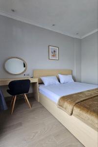 سرير أو أسرّة في غرفة في Hotel Bugis Asri