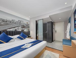 Ένα ή περισσότερα κρεβάτια σε δωμάτιο στο Lanyu Hotel-Guangzhou YongQingFang Tourist Scenic Spot Branch-Airport pick-up service