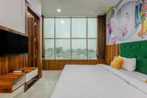 Postel nebo postele na pokoji v ubytování Lime Tree Hotel and Banquet Vrindavan