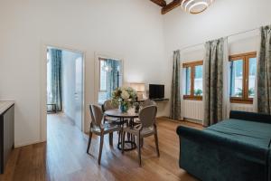 a living room with a table and a couch at Dimora Capuleti in Venice