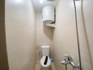 万隆Spacious and Minimalist 3BR at Gateway Pasteur Apartment By Travelio的带厕所和淋浴的小浴室 更多19张照片