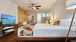 a bedroom with a bed and a ceiling fan at 2413 Kuhio in Honolulu