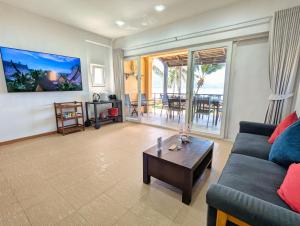 Ban Khlong SonにあるThe Beach House - by KohChangVillasのソファとテーブルのあるリビングルーム