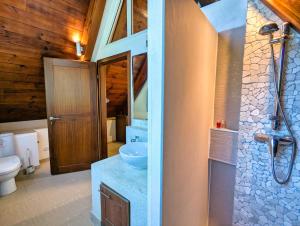 Ban Khlong SonにあるThe Beach House - by KohChangVillasの洗面台、トイレ、シャワー付きのバスルーム +45枚の写真