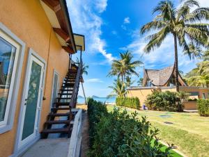 Ban Khlong SonにあるThe Beach House - by KohChangVillasの海岸へ続く階段のある家