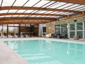 Bazén v ubytování Mercure Cabourg Hôtel & Spa nebo v jeho okolí