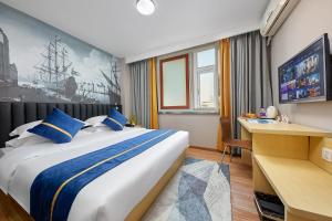 Ένα ή περισσότερα κρεβάτια σε δωμάτιο στο Lanyu Hotel-Guangzhou YongQingFang Tourist Scenic Spot Branch-Airport pick-up service
