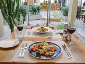 Comida en o cerca de este hotel