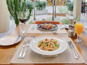 Comida en o cerca de este hotel