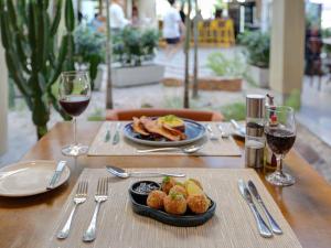 Comida en o cerca de este hotel
