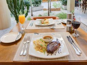 Comida en o cerca de este hotel