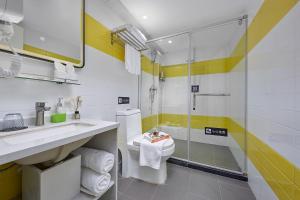 Ένα μπάνιο στο Lanyu Hotel-Guangzhou YongQingFang Tourist Scenic Spot Branch-Airport pick-up service