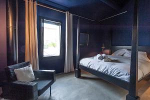 Ένα ή περισσότερα κρεβάτια σε δωμάτιο στο Maison avec bassin dans les remparts +25 φωτογραφίες