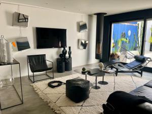 Μια τηλεόραση ή/και κέντρο ψυχαγωγίας στο Maison avec bassin dans les remparts