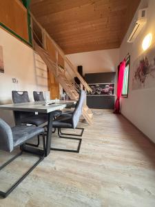 Zona d'estar a Klimatisierte Familienchalets am Millstätter See