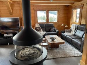 un soggiorno con un camino al centro di Chalet La Pioleute Megève a Megève