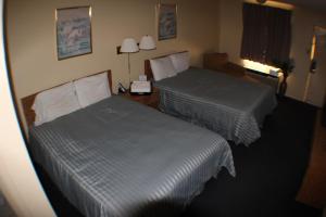 سرير أو أسرّة في غرفة في Value Inn & Suites - Harlingen