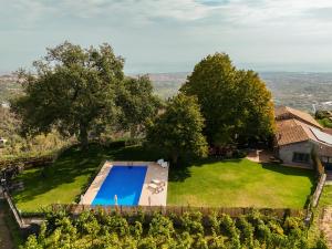 an aerial view of a yard with a swimming pool at Contrada Salice in Milo