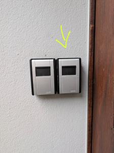 dos interruptores en una pared con una x amarilla en ella en 3 Zimmer Apartment mitten in Altstadt - Koblenz, en Coblenza