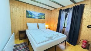 Llit o llits en una habitació de Klimatisierte Familienchalets am Millstätter See
