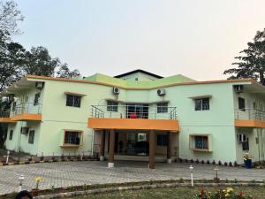 Gallery image of Golden View Resort in Chāndil