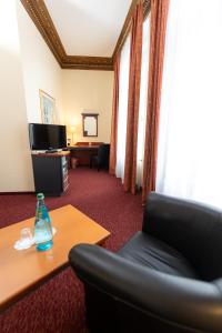 Una televisión o centro de entretenimiento en Akzent Hotel Am Goldenen Strauss