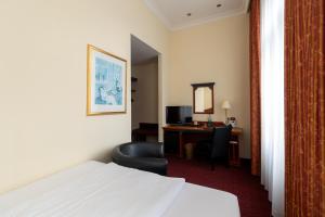 Una cama o camas en una habitación de Akzent Hotel Am Goldenen Strauss