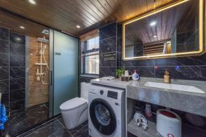 丽江Yingxue Inn Duplex Suite Loft的配有洗衣机和水槽的浴室